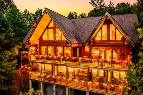 Pittman Center Ski Chalet | LeConte View - Lodge -Theater- September Deals-Views-GameRm-FirePit-HotTub