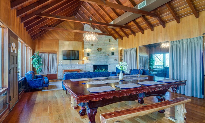 Burkesville House | 'Ledge Lodge' Burkesville Getaway: Pool & Views!