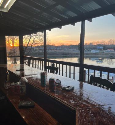 Mid America House | Ledgerock lake house! Boat included march-October,outside bar, Pool table,family fun center