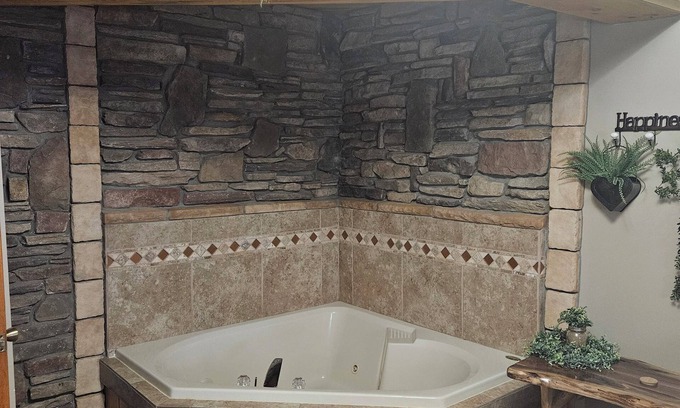 Bristolville House | Ledgestone Farms-Quiet Country Apartment