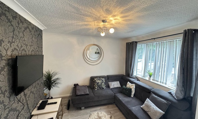 Leeds House | Leeds - 3 Bedrooms - 1Bathroom - Parking - WiFi