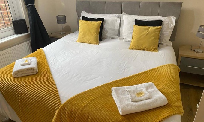 Leeds Apartment | Leeds Cosy,1br Apt, Garden & Free Parking