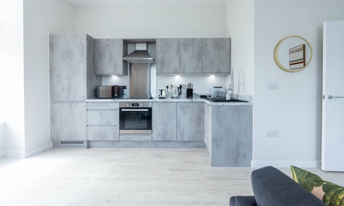 Leeds Apartment | Leeds Haven - Niche 1 & 2 Bedroom Apartments with Cityscape views includes parking upon availability by Sojo Stay