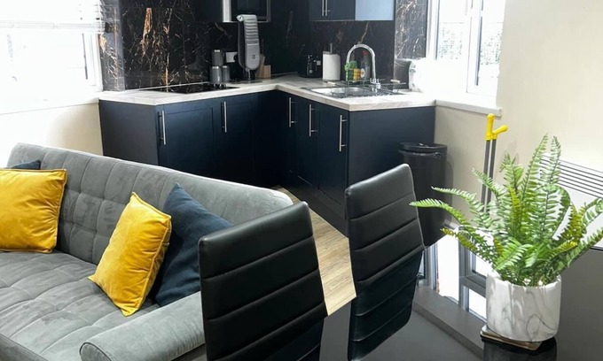 Harehills Apartment | Leeds Urban Retreat- Pet Friendly Flat