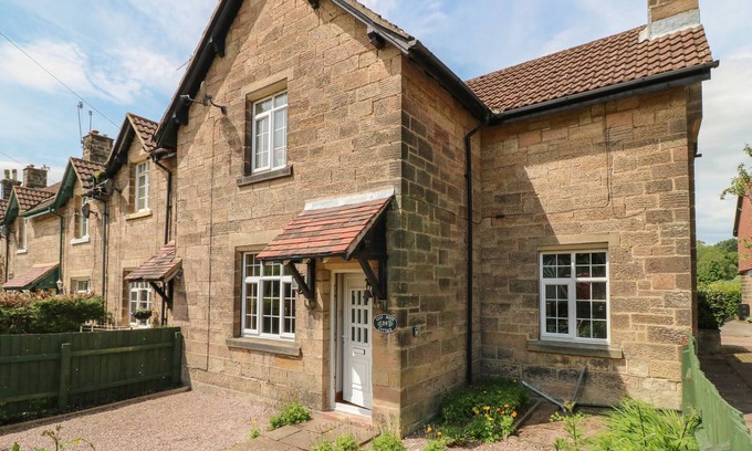 Rowsley Cottage | LEES MOOR COTTAGE, pet friendly, character holiday cottage in Rowsley