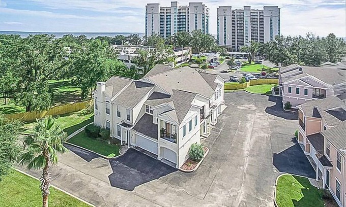 Gulfport Villa | Legacy Villa 2602 - 3 bedroom 2 bath with garage in beachside neighborhood