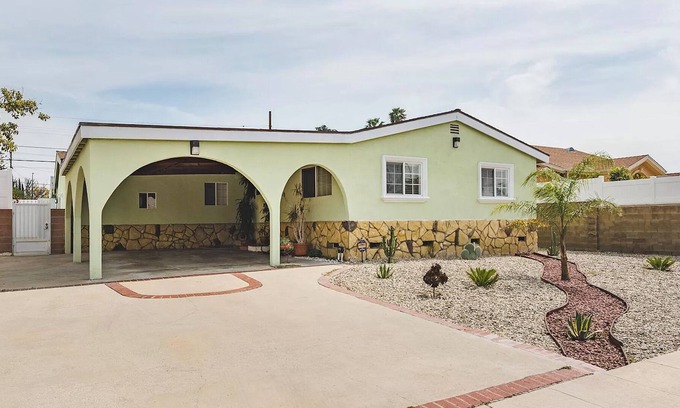 North Hollywood House | Lemon Green Home Nestled in the heart of North Hollywood. 4 Bedroom and 2 bath