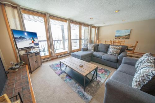 Lakeside Village House | Lenawee 1738 by SummitCove Lodging