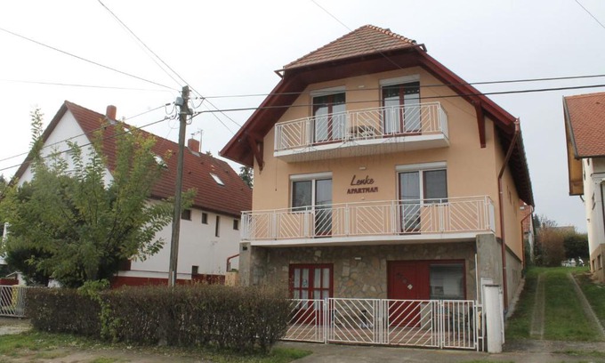 Balatonlelle Apartment | Lenke Apartmanház