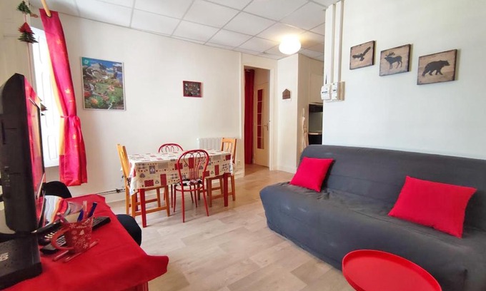 Bagneres-de-Luchon Apartment | Les 3 renards, T2 bis, parking, centre Luchon, casier à skis, 4 personnes