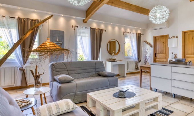 Poussan Apartment | 'Les bois flottés' with Private Terrace, Wi-Fi and Air Conditioning