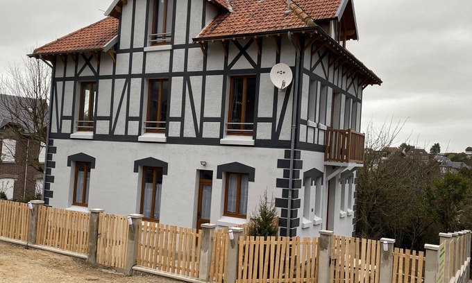 Mesnil-Val-Plage House | Les falaises apartment 400m from the beach