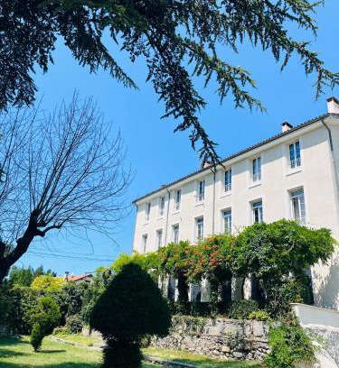 Digne-les-Bains Apartment | Les Glycines, charmant studio au calme dans bâtisse de Maître proche du centre ville parking gratuit