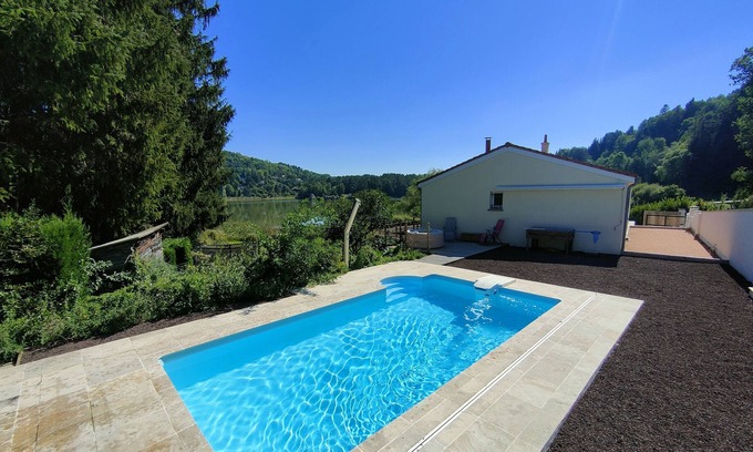 Aydat House | Les Pieds Dans L'eau