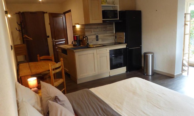 Six-Fours-les-Plages Apartment | Les Pucines bis Bas de villa 29 m2 luxe rez de jardin climatisation plein sud