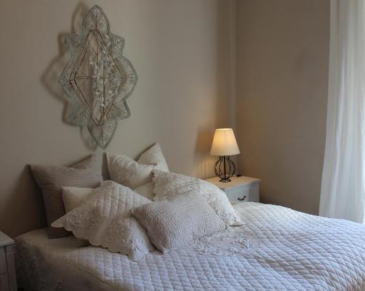 La Bruguiere Bed & Breakfast | Les Romarins B&B, 10 min d'Uzès, piscine et grand jardin, Table d'hôte