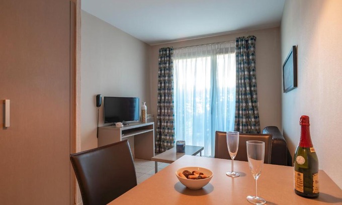 Concarneau Apartment | Les Thermes 500 - Appt avec piscine partagée