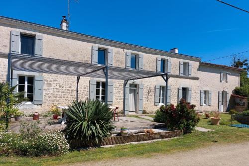 Saint-Romain-de-Benet Bed & Breakfast | Les Violettes De Malleville