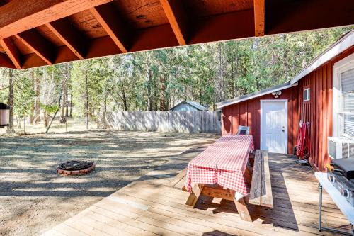 Trinity Center House | Less Than 2 Mi to Trinity Lake NorCal Getaway with BBQ