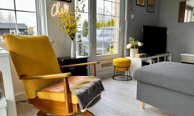 Grimsby Ski Chalet | Less than a minute from the beach. Sleeps 5, dog friendly. Kick back and relax.