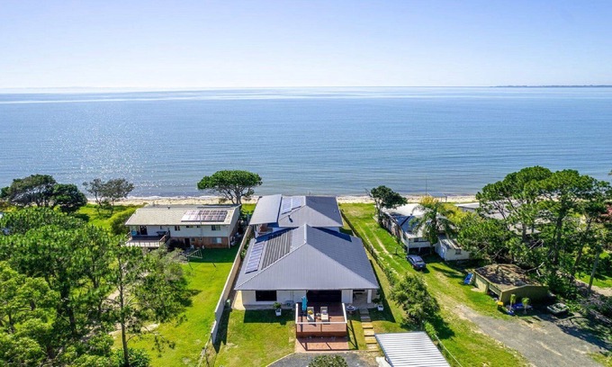 Beachmere House | LET IT BE - Luxury Beachside Retreat