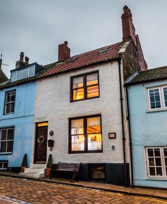 Staithes House | LetAway - Captain Cook's Cottage, Staithes