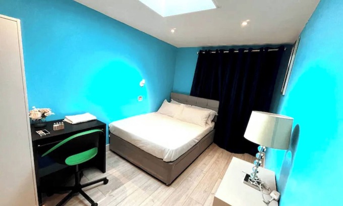 Pinkwell Apartment | Letzi private en-suite, Near Heathrow Airport T3