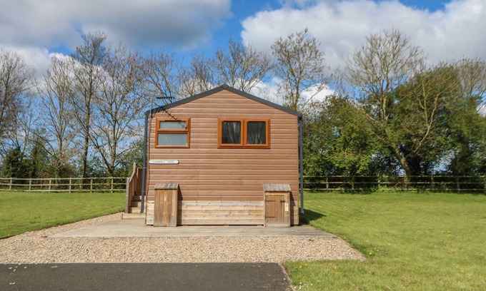 Hutton Rudby Cottage | LEVENDALE POD, pet friendly, with hot tub in Hutton Rudby