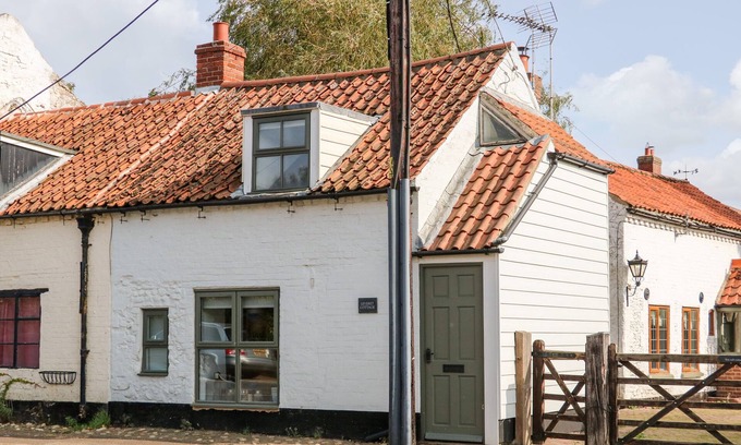 Docking Cottage | LEVERET COTTAGE, pet friendly, character holiday cottage in Docking