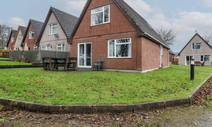 St. Ann's Chapel Cottage | LEWIS LODGE, pet friendly, with a garden in St Ann's Chapel, Cornwall