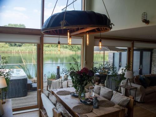 South Cerney House | Libelle Lodge