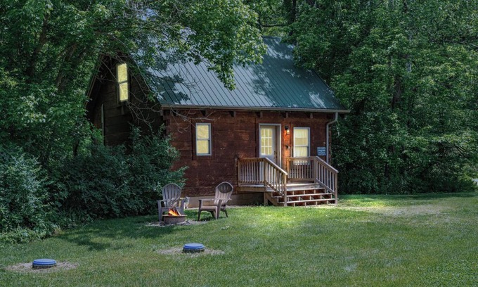 Logan Cabin | Liberty Belle Couples Cabin: Dog + Budget-friendly log home near Hocking River