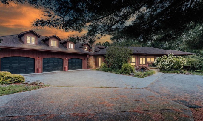 New Plymouth House | Liberty Lodge Pool & Hot Tub Game Room BBQ