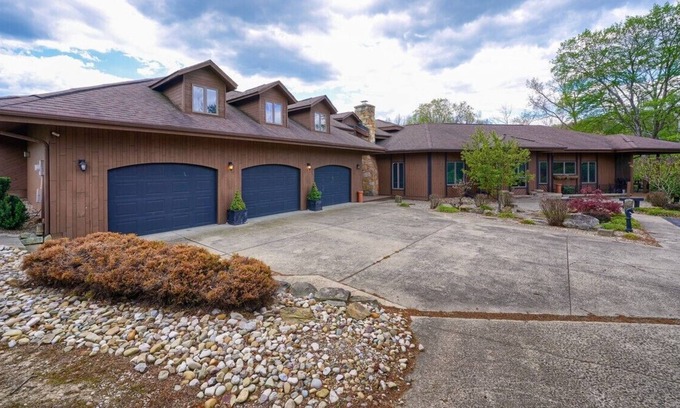 New Plymouth Cabin | "Liberty Lodge" - Sleeps 28 near the park with huge Game Room, Pool, Hot tub etc
