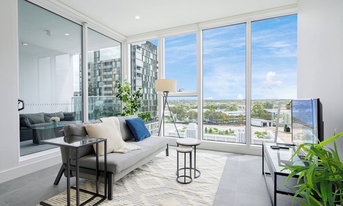 Lidcombe Apartment | Lidcombe Chic 1-bedroom apartment with fitness room and pool