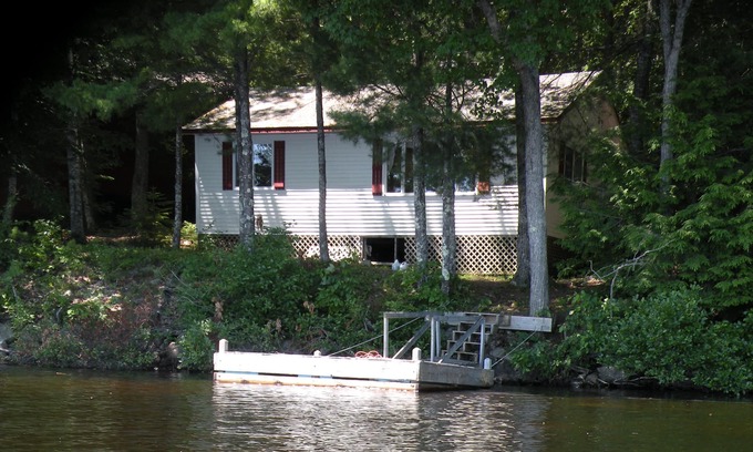Damariscotta Cottage | Life is Better at the Lake! Lake Pemaquid Lakefront Cottage