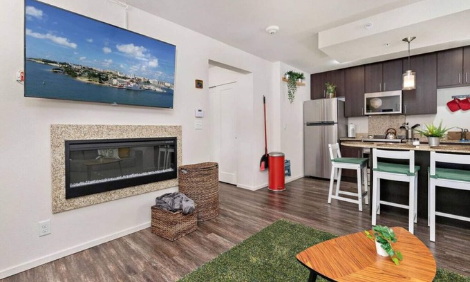 Prairie Village Apartment | ✿Life is Suite!✿King Bed✿Fast Wifi✿