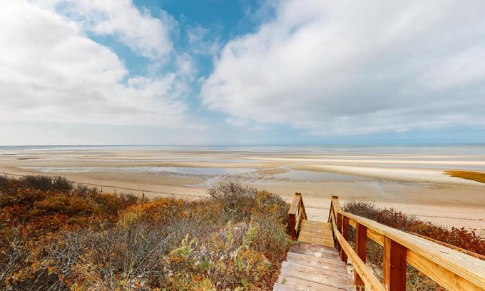 North Eastham House | Life's Better at the Beach
