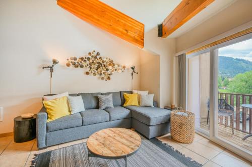 Red River Apartment | Lift West #215
