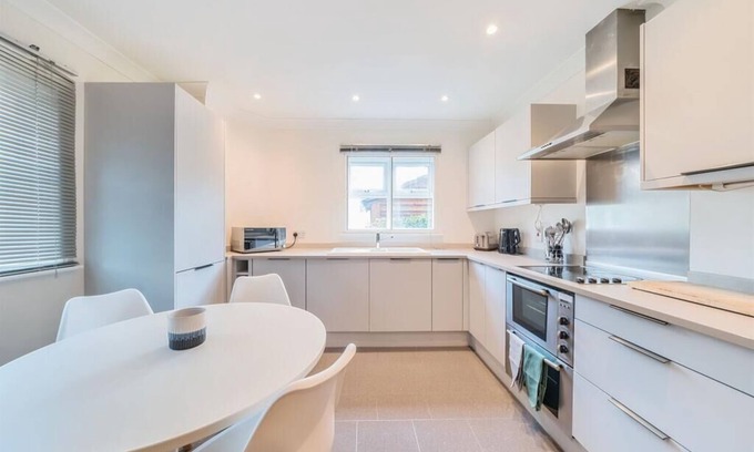 Norwood Green Apartment | Light 2 bed 2 bath, modern, ground floor apartment located in Olde Hanwell