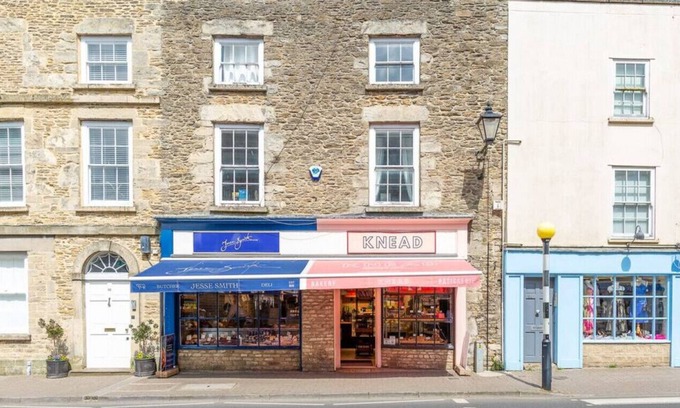 Tetbury Apartment | Light and Central Apartment above Knead Bakery