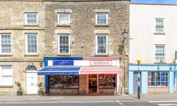 Tetbury Apartment | Light and Central Apartment above Knead Bakery