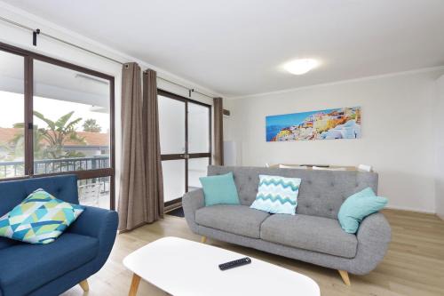 Scarborough Apartment | Light & Bright Apartment, 5 minute walk to the Beach