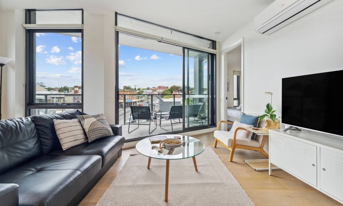 Flemington Apartment | Light-Filled 2BR Apt nw/Balcony + Free Parking - Near Flemington Racecourse