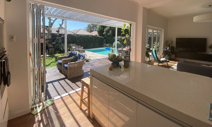 Botany House | Light filled large home. 8mins drive to popular Eastern Suburbs beach