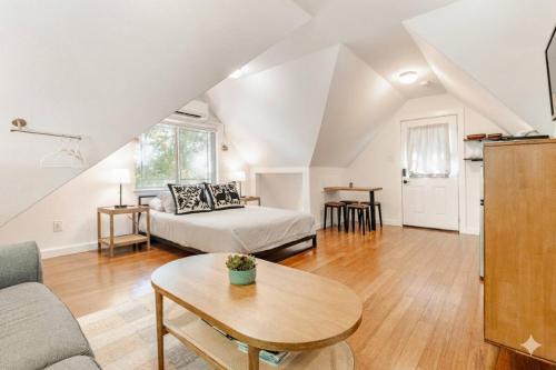 Holly Apartment | Light-Filled Loft near Lady Bird Lake