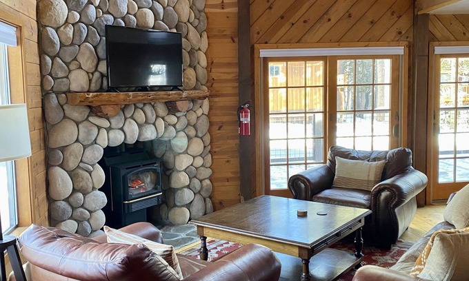 Serene Lakes House | Light-filled Mountain Retreat—a block away from skiing, hiking and lakes