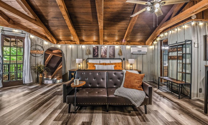 Townsend Cabin | Light'n Bug Bungalow