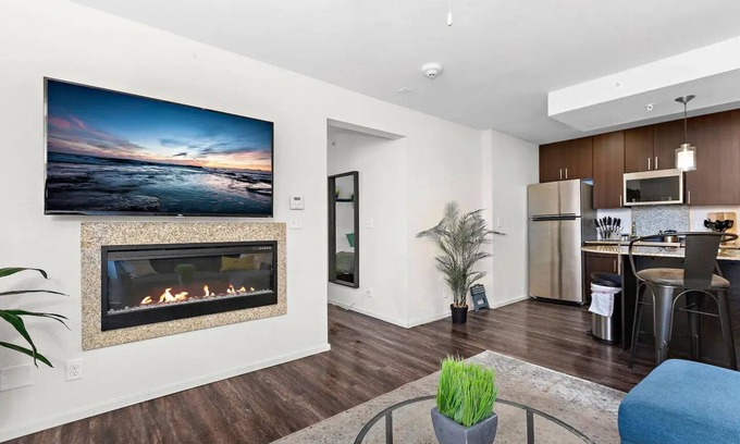 Prairie Village Apartment | Light Room-Sleek stylish space w/private workspacenn