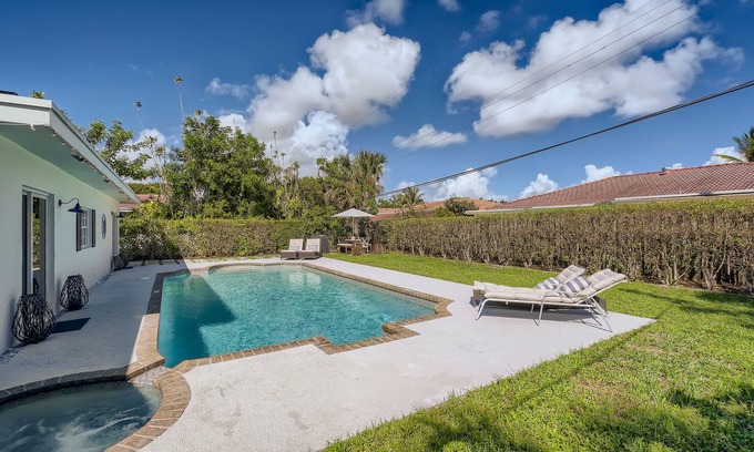 Lighthouse Point House | Lighthouse Point Beach Home: 10 min to beach 🏖️, sleeps 10, pool 🏊‍♀️, golf, pickle🎾